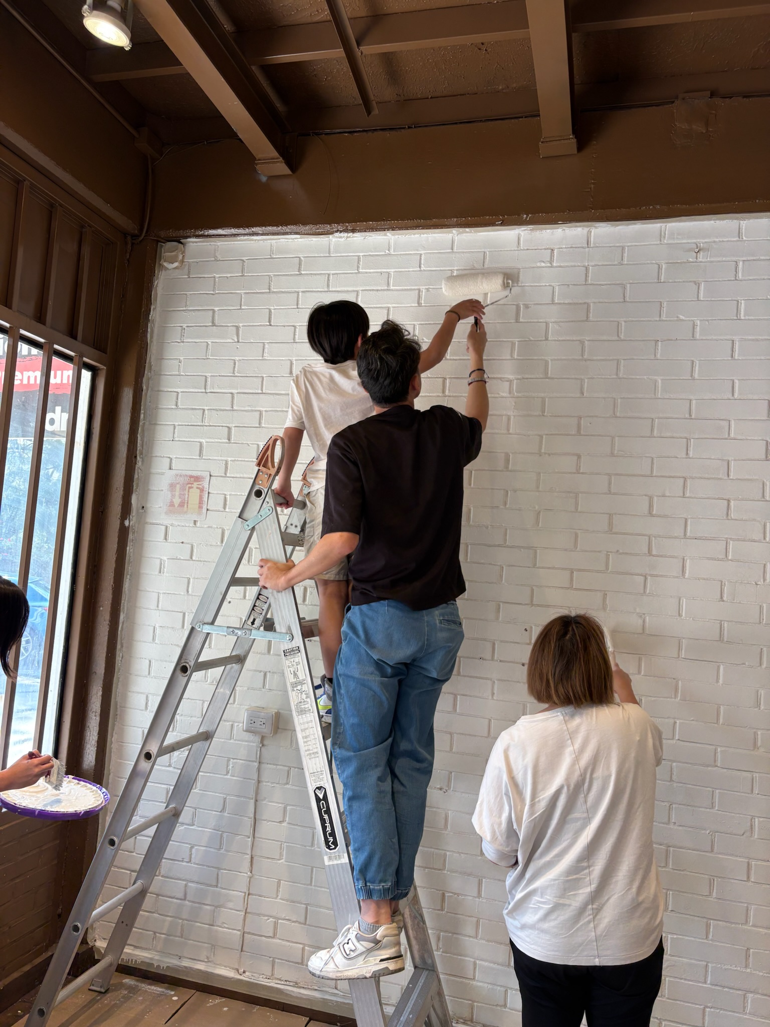 みんなで壁塗り